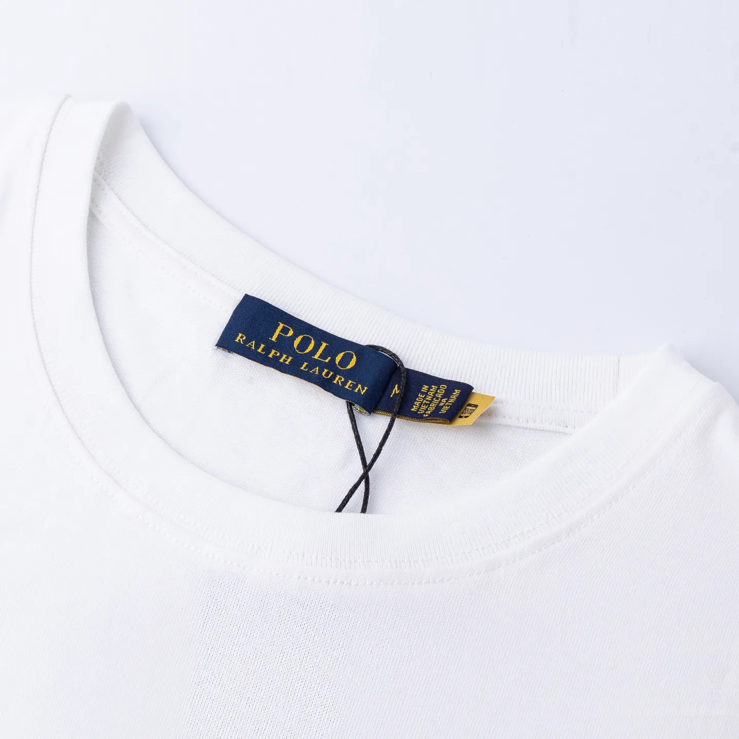 P126 Style number: 511 Ralph Lauren/Ralph Lauren 25ss new bear print round neck short sleeves. The main LOGO on the neck has a QR code mark, which can be scanned for verification to distinguish low-end products on the market. 32 counts, 240g hydrophilic toner, 100% cotton fabric, comfortable and soft, highly breathable, focusing on high-end cost-effectiveness, needless to say good quality. Available in a variety of colors, both boys and girls can try this genderless style, giving them a yuppie tone in no time. Immerse yourself in your leisurely style, and have your own style in retro. Natural, vivid, and very French romantic feelings perfectly integrate the youthful atmosphere with the trend. The clever embellishment of the classic pony logo embroidery carries all the eye-catching points. Color: black, white, navy blue, light blue Size: S-xL S Shoulder width 44 Bust 104 Sleeve length 23 Clothing length 72 M Shoulder width 45 Bust 108 Sleeve length 24 Clothing length 74 L Shoulder width 46 Bust 112 Sleeve length 25 Clothing length 76 xL Shoulder width 47 Bust 116 Sleeve length 26 Clothing length 78
